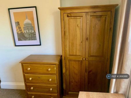 1 bedroom in a house share to rent - Photo 3