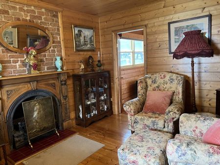 Quaint Furnished Cottage - Photo 2