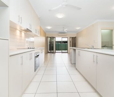 STYLISH LYONS LIVING - Photo 2