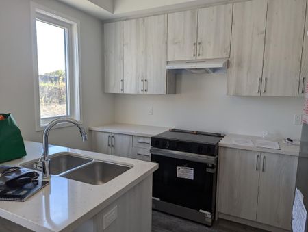 For Lease - 2036 Horace Duncan Crescent, Oshawa, Ontario - Photo 5