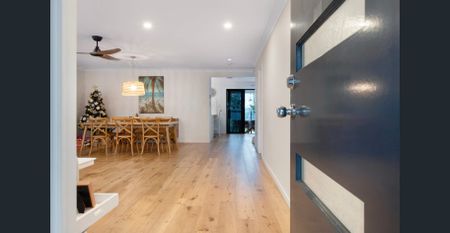 RUNAWAY BAY - POOL - 4 BEDROOM - Photo 3