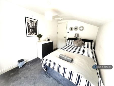 1 bedroom in a house share to rent - Photo 3