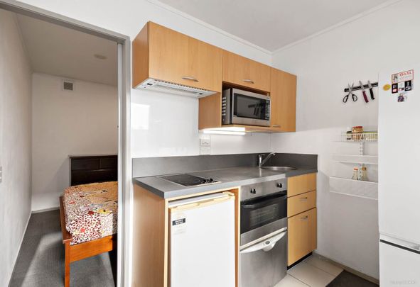 Sunny 2-Bedroom City Apartment - Photo 1