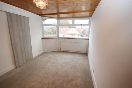 3 bedroom Semi-Detached House to let - Photo 3