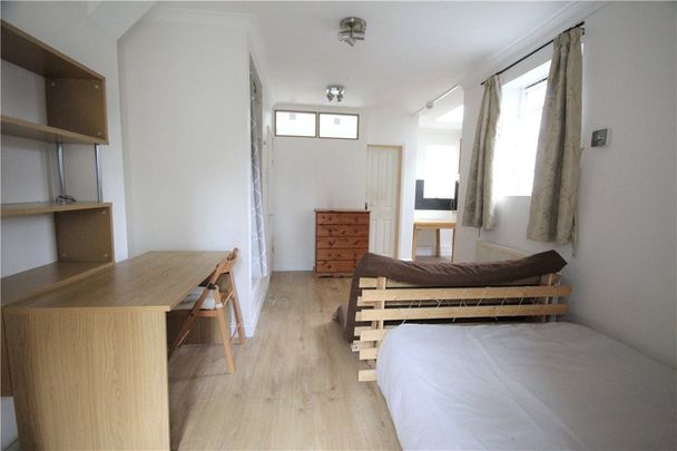 Larchwood Drive, Englefield Green, Egham, Surrey, TW20 0SH - Photo 1