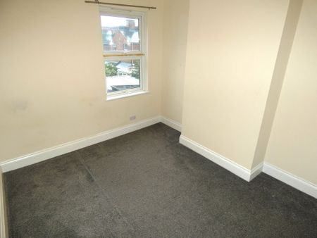 3 bed House - To Let - Photo 2