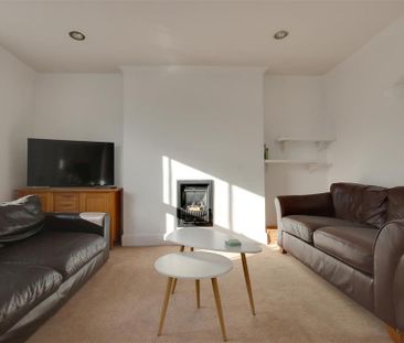 3 bedroom flat to rent - Photo 2
