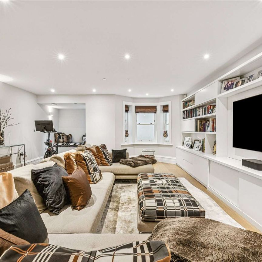 A spectacular five bedroom townhouse with garage in the heart of Barnes village - Photo 1