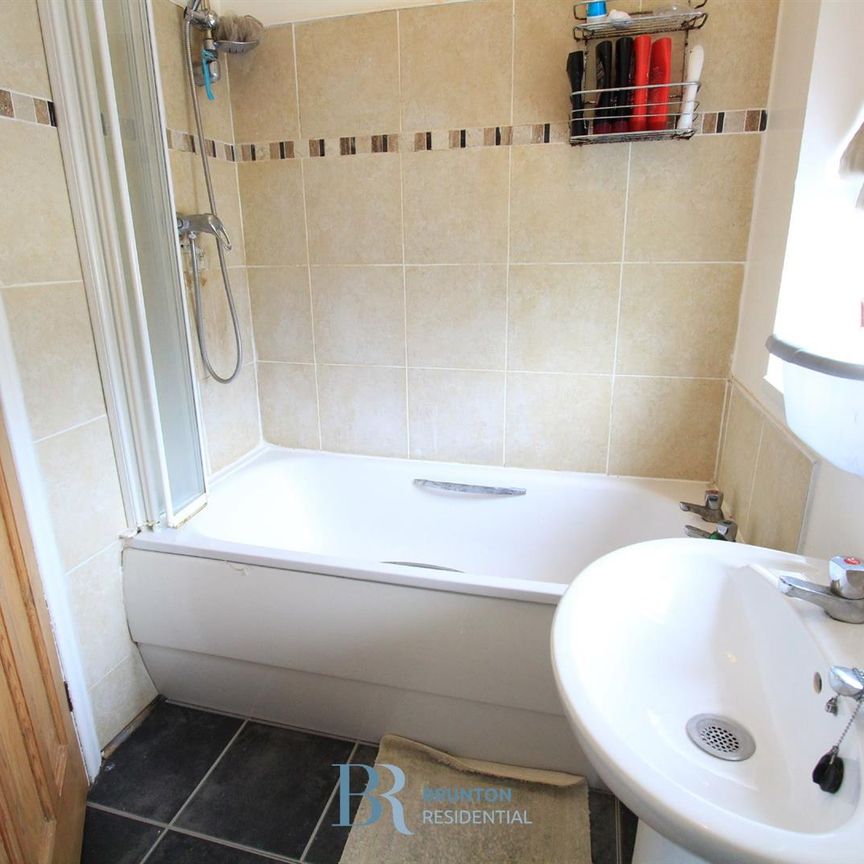 2 bed flat to rent in Benton Road, High Heaton, NE7 - Photo 1