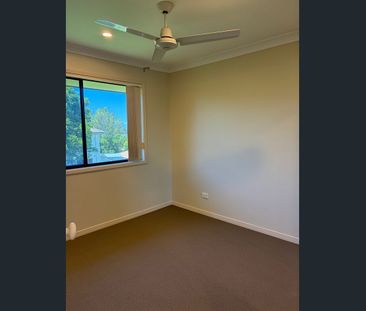 Renovated Large 4 Bedroom Family Home Close to School & Shops! - Photo 6