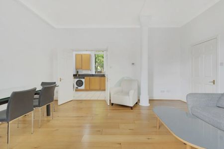 2 bedroom flat in London - Photo 3