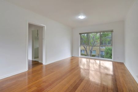 SPACIOUS, LIGHT-FILLED APARTMENT IN THE HEART OF SANDRINGHAM! - Photo 4