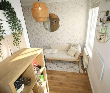 Park Lawn, Farnham Royal, SL2 - Photo 4