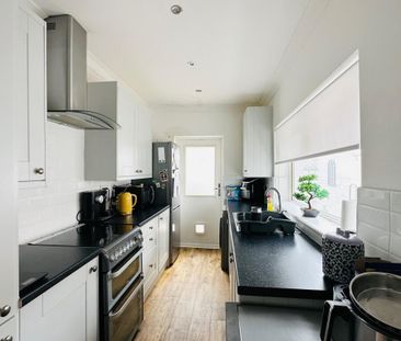 3 bedroom end of terrace house to rent - Photo 4