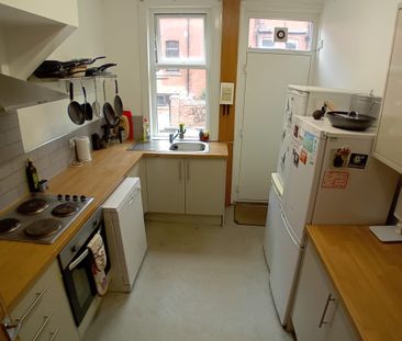 6 Bed - 21 Manor Terrace, Headingley, Leeds - LS6 1BU - Student - Photo 1