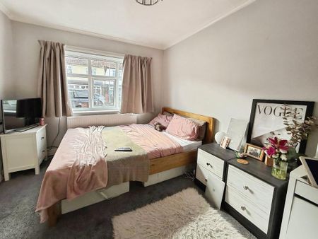 4 bedroom semi-detached house to rent - Photo 5