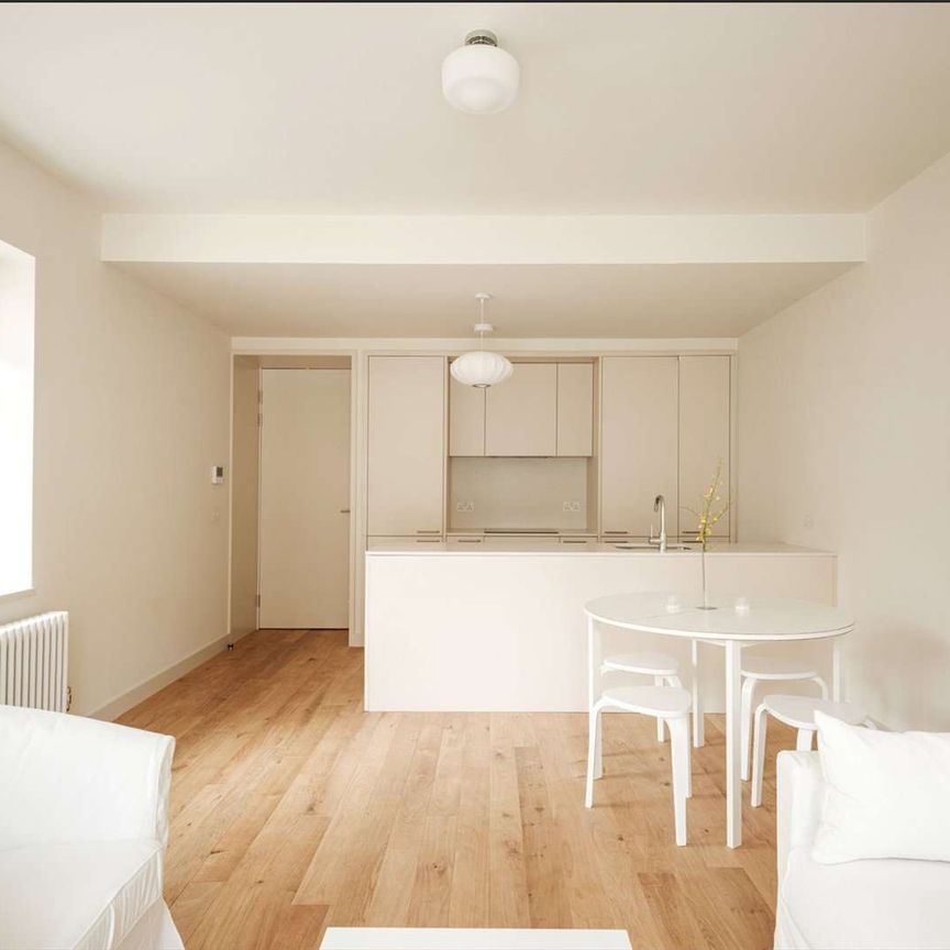 An immaculately presented one-bedroom apartment set within an exclusive boutique development on Newcourt Street - Photo 1