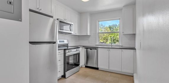 389-401 Yonge Street Apartments - Photo 2