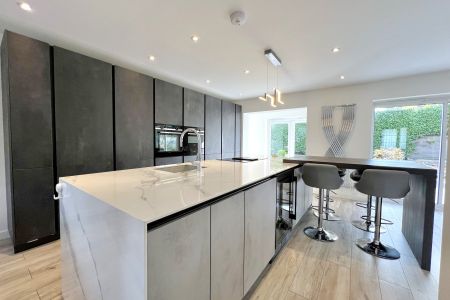 Crossacres, Woking, Surrey, GU22 - Photo 4