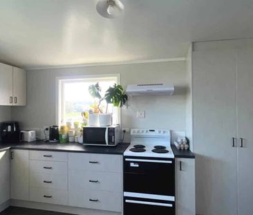 Tidy 3 bedroom home with spacious section - Photo 4