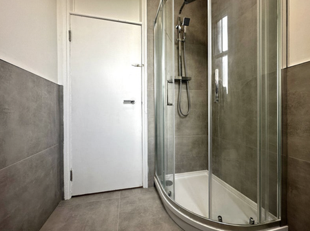 1 bedroom in a flat share to rent - Photo 3