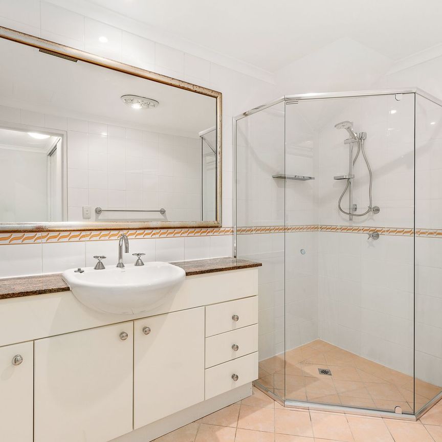 SENSATIONAL & CHARMING AIRCONDITIONED 1 BEDROOM LOFT APARTMENT - Photo 1