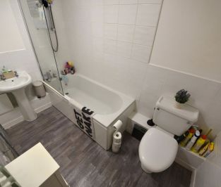 2 bedroom Flat in Flat 6, Leeds - Photo 5