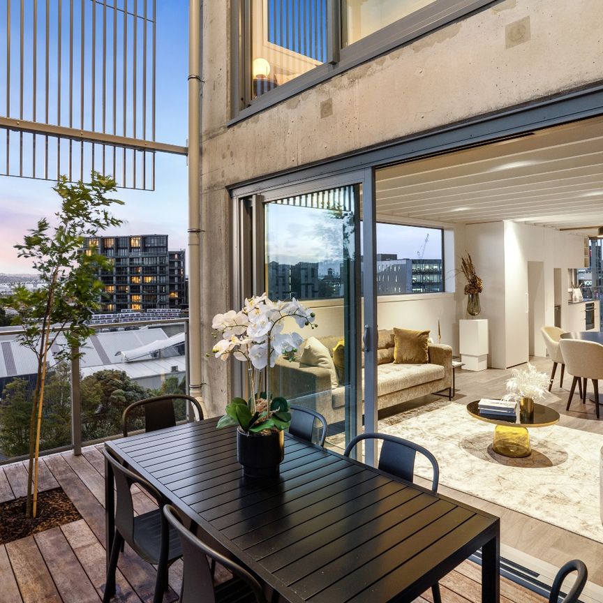 Exclusive Apartment With 2x Secure Parking - Photo 1