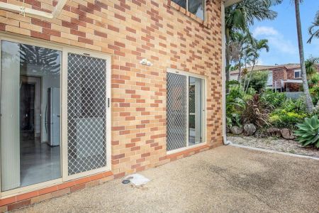 Modern 3-Bedroom Townhouse in Gated Boutique Complex - Photo 2