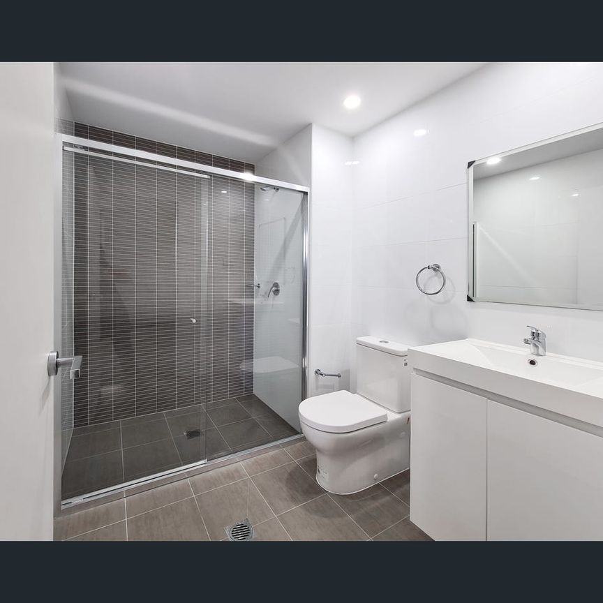 Modern 2-Bedroom, 2-Bathroom Apartment with Garden Views & Prime Convenience - Photo 1