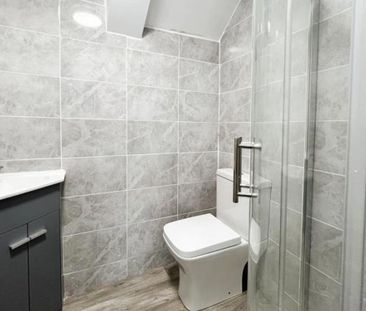 A rare and unique three bedroom apartment that has been fully refur... - Photo 6