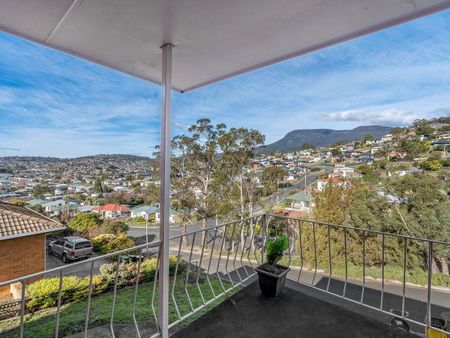 Delightful Three Bedroom - Photo 4