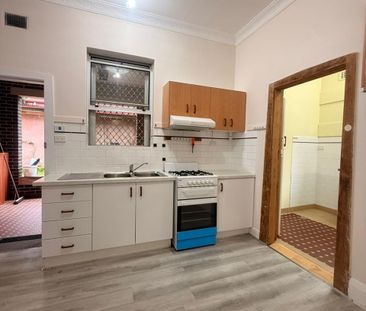 Beautiful 3-Bedroom Home in Prime Ashfield Location - Photo 4