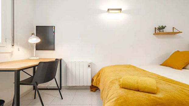 Room for rent in a 4-bedroom apartment in Sant Cugat del Vallès - Photo 1