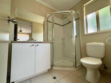 Bright and Spacious Townhouse - Photo 5