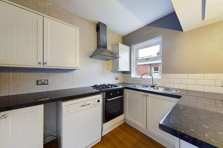2 bedroom Flat To Let - Photo 3