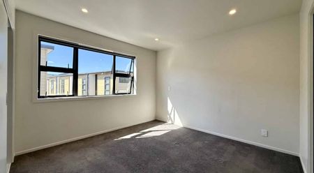 Modern 2-Bedroom Townhouse in Lower Hutt - Photo 3