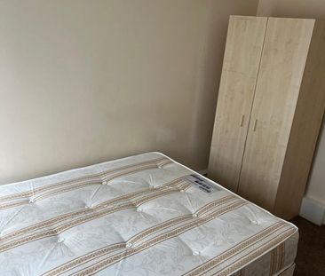 Room in a Shared House, Watling Gardens, NW2 - Photo 3