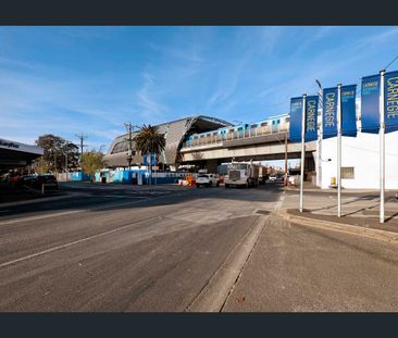 Private Courtyard - Perfect Location and underground parking! - Photo 5
