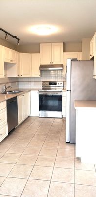 $1,925 / 2br – 900ft2 – Convenient Location in Uptown NW next to Royal City Centre (QL42) - Photo 1