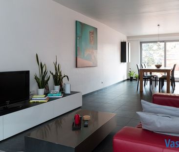 Lichtrijk leefappartement met 2 slaapkamers en terras - Photo 1