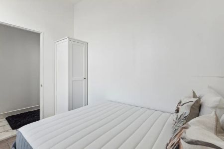 2 bedroom flat in South Kensington - Photo 3