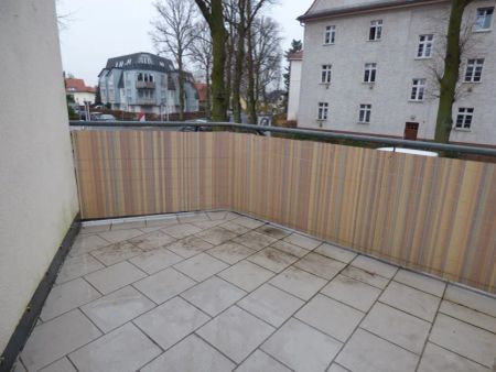 Großzügig geschnittene Wohnung in grüner Lage, mit großem Balkon***gefl. Wannenbad***Laminat*** - Photo 2