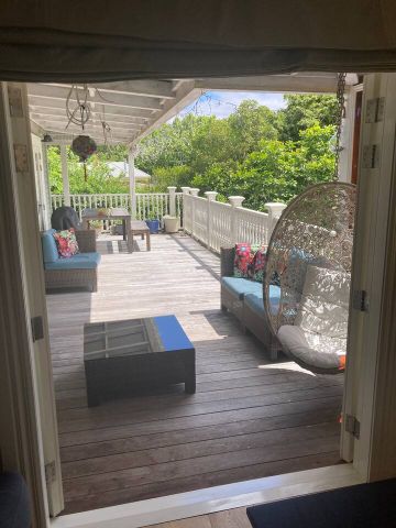 Classic Four Bedroom Villa Recently Renovated - Photo 2