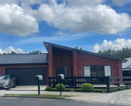 Lovely family home - Photo 5