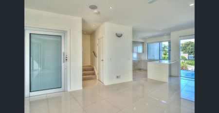 Stunning Townhouse on Buderim - Photo 2
