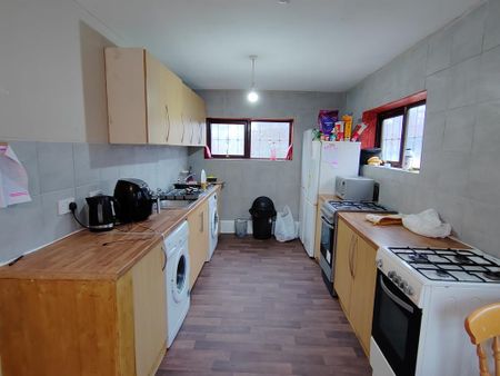 1 bedroom in a house share to rent - Photo 4
