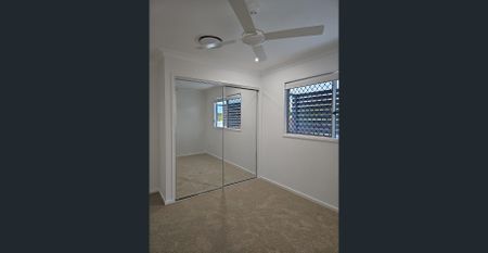 PERFECTLY LOCATED - SPACIOUS 4 BED TOWNHOUSE WITH DUCTED AIRCON - Photo 2