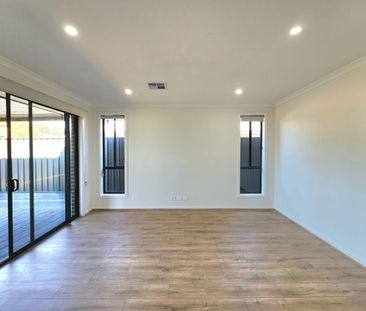 Cosy Coastal Home - Photo 1