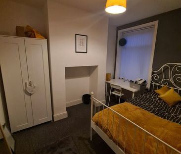 Room in a Shared House, Liverpool Street, M6 - Photo 3